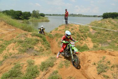 Ang Thong, Tayland - 9 Nisan 2022: Tayland 'ın ortasında, Ang Thong Eyaleti' nde 9 Nisan 2022 tarihinde Duro Quick Motocross yarışında kimliği belirsiz motosiklet yarışçısı.