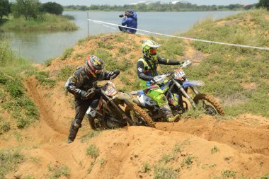 Ang Thong, Tayland - 9 Nisan 2022: Tayland 'ın ortasında, Ang Thong Eyaleti' nde 9 Nisan 2022 tarihinde Duro Quick Motocross yarışında kimliği belirsiz motosiklet yarışçısı.