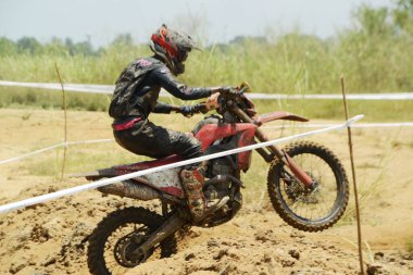 Ang Thong, Tayland - 9 Nisan 2022: Tayland 'ın ortasında, Ang Thong Eyaleti' nde 9 Nisan 2022 tarihinde Duro Quick Motocross yarışında kimliği belirsiz motosiklet yarışçısı.