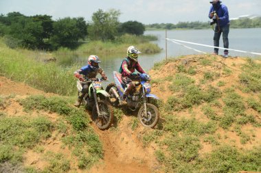 Ang Thong, Tayland - 9 Nisan 2022: Tayland 'ın ortasında, Ang Thong Eyaleti' nde 9 Nisan 2022 tarihinde Duro Quick Motocross yarışında kimliği belirsiz motosiklet yarışçısı.