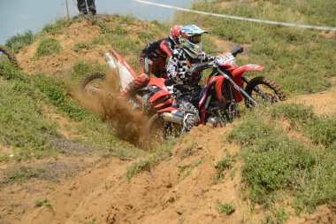 Ang Thong, Tayland - 9 Nisan 2022: Tayland 'ın ortasında, Ang Thong Eyaleti' nde 9 Nisan 2022 tarihinde Duro Quick Motocross yarışında kimliği belirsiz motosiklet yarışçısı.