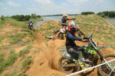 Ang Thong, Tayland - 9 Nisan 2022: Tayland 'ın ortasında, Ang Thong Eyaleti' nde 9 Nisan 2022 tarihinde Duro Quick Motocross yarışında kimliği belirsiz motosiklet yarışçısı.