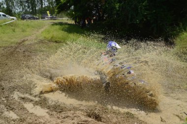 Ang Thong, Tayland - 9 Nisan 2022: Tayland 'ın ortasında, Ang Thong Eyaleti' nde 9 Nisan 2022 tarihinde Duro Quick Motocross yarışında kimliği belirsiz motosiklet yarışçısı.