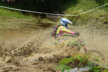 Ang Thong, Tayland - 9 Nisan 2022: Tayland 'ın ortasında, Ang Thong Eyaleti' nde 9 Nisan 2022 tarihinde Duro Quick Motocross yarışında kimliği belirsiz motosiklet yarışçısı.