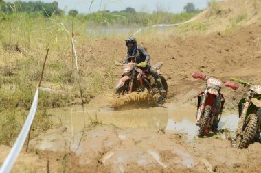 Ang Thong, Tayland - 9 Nisan 2022: Tayland 'ın ortasında, Ang Thong Eyaleti' nde 9 Nisan 2022 tarihinde Duro Quick Motocross yarışında kimliği belirsiz motosiklet yarışçısı.