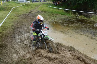 Ang Thong, Tayland - 9 Nisan 2022: Tayland 'ın ortasında, Ang Thong Eyaleti' nde 9 Nisan 2022 tarihinde Duro Quick Motocross yarışında kimliği belirsiz motosiklet yarışçısı.