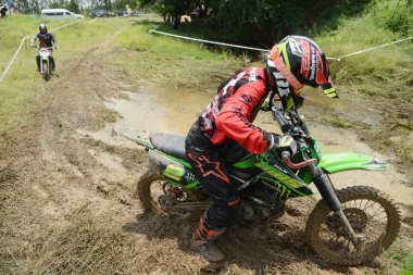 Ang Thong, Tayland - 9 Nisan 2022: Tayland 'ın ortasında, Ang Thong Eyaleti' nde 9 Nisan 2022 tarihinde Duro Quick Motocross yarışında kimliği belirsiz motosiklet yarışçısı.