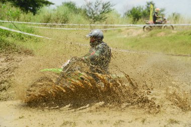 Ang Thong, Tayland - 9 Nisan 2022: Tayland 'ın ortasında, Ang Thong Eyaleti' nde 9 Nisan 2022 tarihinde Duro Quick Motocross yarışında kimliği belirsiz motosiklet yarışçısı.