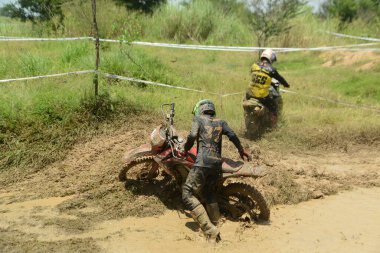 Ang Thong, Tayland - 9 Nisan 2022: Tayland 'ın ortasında, Ang Thong Eyaleti' nde 9 Nisan 2022 tarihinde Duro Quick Motocross yarışında kimliği belirsiz motosiklet yarışçısı.