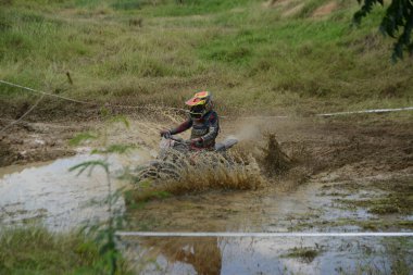 Ang Thong, Tayland - 9 Nisan 2022: Tayland 'ın ortasında, Ang Thong Eyaleti' nde 9 Nisan 2022 tarihinde Duro Quick Motocross yarışında kimliği belirsiz motosiklet yarışçısı.