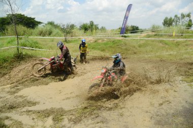 Ang Thong, Tayland - 9 Nisan 2022: Tayland 'ın ortasında, Ang Thong Eyaleti' nde 9 Nisan 2022 tarihinde Duro Quick Motocross yarışında kimliği belirsiz motosiklet yarışçısı.