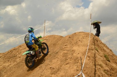 Ang Thong, Tayland - 9 Nisan 2022: Tayland 'ın ortasında, Ang Thong Eyaleti' nde 9 Nisan 2022 tarihinde Duro Quick Motocross yarışında kimliği belirsiz motosiklet yarışçısı.