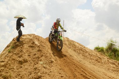 Ang Thong, Tayland - 9 Nisan 2022: Tayland 'ın ortasında, Ang Thong Eyaleti' nde 9 Nisan 2022 tarihinde Duro Quick Motocross yarışında kimliği belirsiz motosiklet yarışçısı.