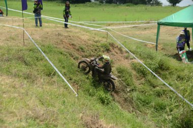 Ang Thong, Tayland - 9 Nisan 2022: Tayland 'ın ortasında, Ang Thong Eyaleti' nde 9 Nisan 2022 tarihinde Duro Quick Motocross yarışında kimliği belirsiz motosiklet yarışçısı.