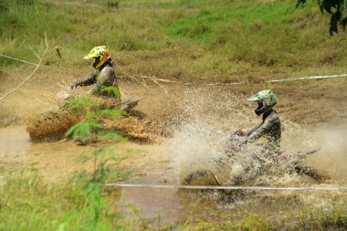 Ang Thong, Tayland - 9 Nisan 2022: Tayland 'ın ortasında, Ang Thong Eyaleti' nde 9 Nisan 2022 tarihinde Duro Quick Motocross yarışında kimliği belirsiz motosiklet yarışçısı.