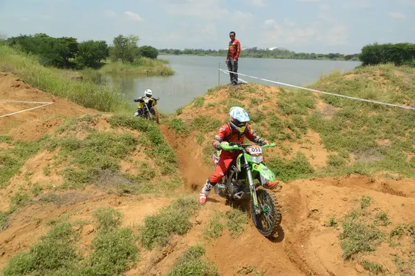Ang Thong, Tayland - 9 Nisan 2022: Tayland 'ın ortasında, Ang Thong Eyaleti' nde 9 Nisan 2022 tarihinde Duro Quick Motocross yarışında kimliği belirsiz motosiklet yarışçısı.