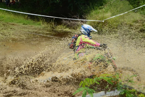 Ang Thong, Tayland - 9 Nisan 2022: Tayland 'ın ortasında, Ang Thong Eyaleti' nde 9 Nisan 2022 tarihinde Duro Quick Motocross yarışında kimliği belirsiz motosiklet yarışçısı.