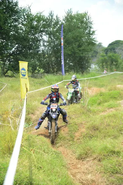 Ang Thong, Tayland - 9 Nisan 2022: Tayland 'ın ortasında, Ang Thong Eyaleti' nde 9 Nisan 2022 tarihinde Duro Quick Motocross yarışında kimliği belirsiz motosiklet yarışçısı.