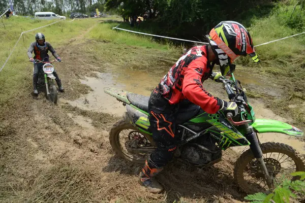 Ang Thong, Tayland - 9 Nisan 2022: Tayland 'ın ortasında, Ang Thong Eyaleti' nde 9 Nisan 2022 tarihinde Duro Quick Motocross yarışında kimliği belirsiz motosiklet yarışçısı.