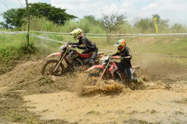 Ang Thong, Tayland - 9 Nisan 2022: Tayland 'ın ortasında, Ang Thong Eyaleti' nde 9 Nisan 2022 tarihinde Duro Quick Motocross yarışında kimliği belirsiz motosiklet yarışçısı.