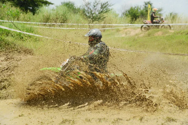 Ang Thong, Tayland - 9 Nisan 2022: Tayland 'ın ortasında, Ang Thong Eyaleti' nde 9 Nisan 2022 tarihinde Duro Quick Motocross yarışında kimliği belirsiz motosiklet yarışçısı.