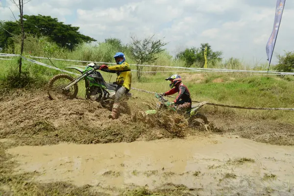 Ang Thong, Tayland - 9 Nisan 2022: Tayland 'ın ortasında, Ang Thong Eyaleti' nde 9 Nisan 2022 tarihinde Duro Quick Motocross yarışında kimliği belirsiz motosiklet yarışçısı.