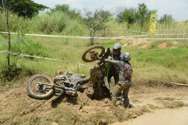 Ang Thong, Tayland - 9 Nisan 2022: Tayland 'ın ortasında, Ang Thong Eyaleti' nde 9 Nisan 2022 tarihinde Duro Quick Motocross yarışında kimliği belirsiz motosiklet yarışçısı.