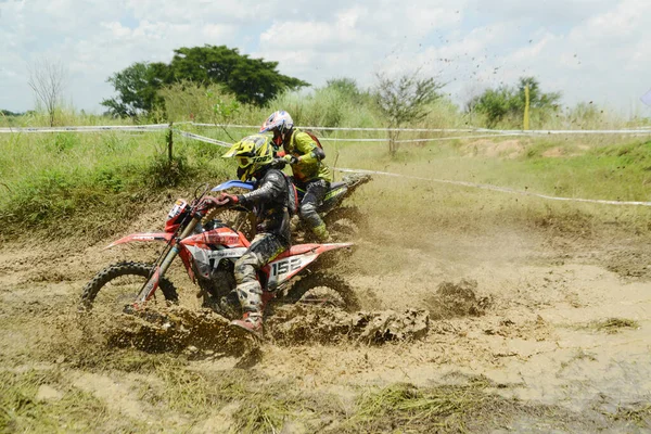Ang Thong, Tayland - 9 Nisan 2022: Tayland 'ın ortasında, Ang Thong Eyaleti' nde 9 Nisan 2022 tarihinde Duro Quick Motocross yarışında kimliği belirsiz motosiklet yarışçısı.