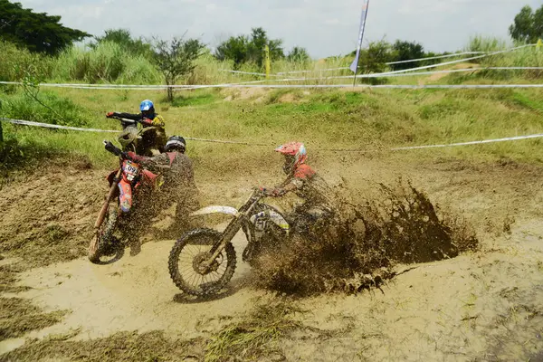 Ang Thong, Tayland - 9 Nisan 2022: Tayland 'ın ortasında, Ang Thong Eyaleti' nde 9 Nisan 2022 tarihinde Duro Quick Motocross yarışında kimliği belirsiz motosiklet yarışçısı.