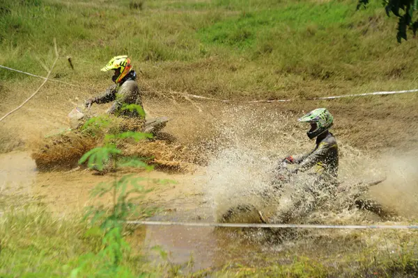 Ang Thong, Tayland - 9 Nisan 2022: Tayland 'ın ortasında, Ang Thong Eyaleti' nde 9 Nisan 2022 tarihinde Duro Quick Motocross yarışında kimliği belirsiz motosiklet yarışçısı.
