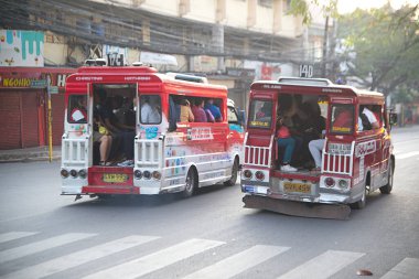 CEBU, PHIPPINES - 30 Ocak 2020: Jeepneys Filipinler 'de toplu taşıma araçlarıdır. Taksilerle ya da buzları eriten şarkılarla aynı tipte otobüsler. Filipinlere özgüdür..