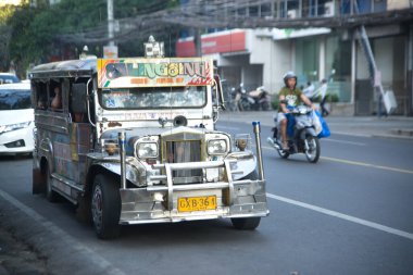 CEBU, PHIPPINES - 30 Ocak 2020: Jeepneys Filipinler 'de toplu taşıma araçlarıdır. Taksilerle ya da buzları eriten şarkılarla aynı tipte otobüsler. Filipinlere özgüdür..