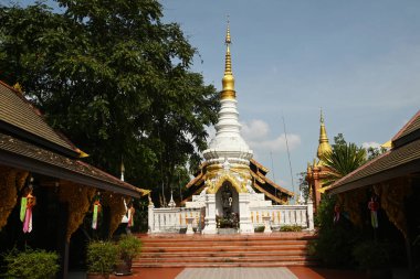 Beyaz Pagoda 'nın altın tacı ve katları var. Wat Pra 'daki dağın zirvesinde Doi Pra Chan' ın varlığından beri var olan bir kalıntı..