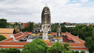 Wat Mahathat Worawihan 'ın ana görüntüsü. 18. yüzyılda inşa edilmiş bir mimari olup, aynı üsteki üç alt düzey muziplikten oluşmaktadır. Tayland 'ın Ratchaburi eyaletinde yer almaktadır..