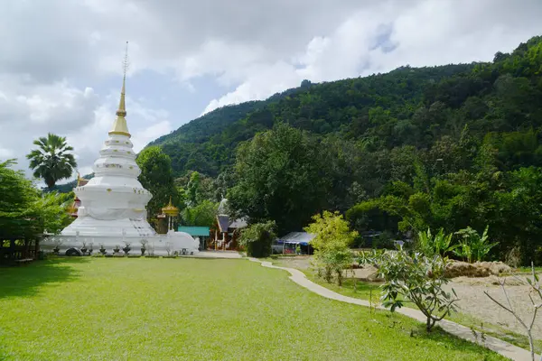 Beyaz Pagoda, Wat Nakhuha 'nın içinde pirinç tarlasının ortasında büyük bir açık hava. Güzel doğal yerler var. Tayland 'ın Phrae eyaletinde yer almaktadır..