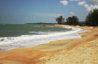 Panare Plajı güzel, temiz, beyaz bir plaj. Temiz hava. Çevrede uzun gölgeli çam ağaçları var. Rahatlamak için güzel ve uygun. Tayland 'ın Pattani Eyaleti' nde yer alıyor..