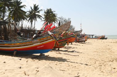 Pattani, Tayland - 25 Şubat 2024: Kolae teknesi Tayland 'ın güney bölgelerinde kullanılan bir balıkçı teknesidir. Küçük bir sahil teknesi. Pruva ve kıç tekneden daha yüksek.. 