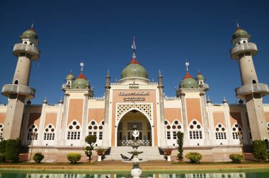 Pattani Merkez Camii aklın merkezidir. Tayland 'ın güneyindeki Müslümanlar için en önemli ibadethane. Şekli Hindistan 'daki Taj Mahal ile bir Batı tapınağının birleşimine benziyor..