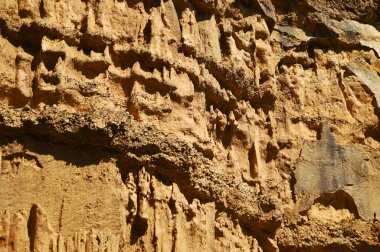 Doğa tarafından aşınmış olan yüzey kumtaşı dağının dokusu ve arka planı.