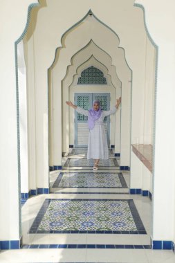 Başörtüsü takmış genç Asyalı kadın portresi.