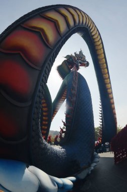 Bu Naga bedeninin adı Phaya Sri Phet Khiri Mahamuni Srisutthonakarat, Tham Chaeng Tapınağı 'nda kutsanmış, büyük ve renkli bir Naga figürüdür. Tayland 'ın Phetchabuei Eyaleti' nde yeni bir turizm merkezi haline gelmiştir..