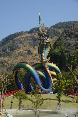 Bu Naga bedeninin adı Phaya Sri Phet Khiri Mahamuni Srisutthonakarat, Tham Chaeng Tapınağı 'nda kutsanmış, büyük ve renkli bir Naga figürüdür. Tayland 'ın Phetchabuei Eyaleti' nde yeni bir turizm merkezi haline gelmiştir..