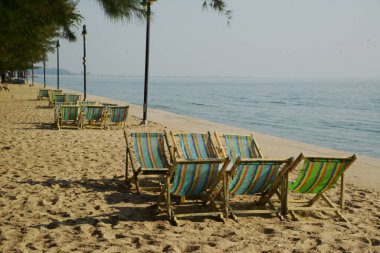 Sabah Tayland 'daki Cha-am Sahili' nde sahil sandalyeleri..