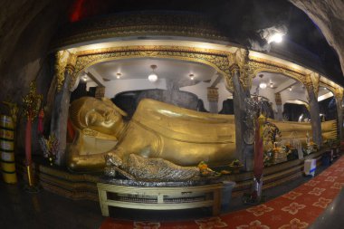 Altın yaslanan Buda, ünlü Tham Khao Yoi Tapınağı 'nın içinde çeşitli şekillerde kutsanmıştır. Çok güzel dikitler ve sarkıtlar var. Tayland 'ın Phetchaburi eyaletinde yer almaktadır..