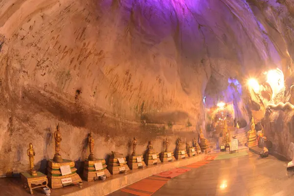 Buda görüntüleri, ünlü Tham Khao Yoi Tapınağı 'nın içinde gizli tutulur. Çok güzel dikitler ve sarkıtlar var. Tayland 'ın Phetchaburi eyaletinde yer almaktadır..