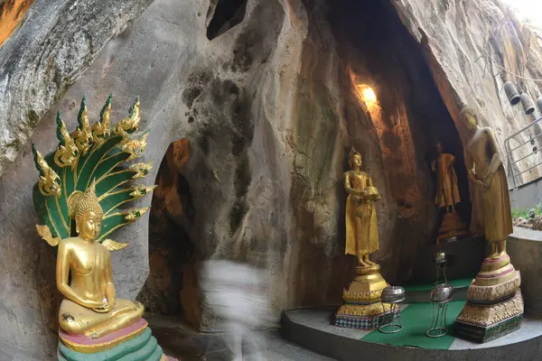Buda görüntüleri, ünlü Tham Khao Yoi Tapınağı 'nın içinde gizli tutulur. Çok güzel dikitler ve sarkıtlar var. Tayland 'ın Phetchaburi eyaletinde yer almaktadır..
