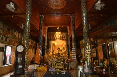 Luang Pho Daeng, tapınaktaki ana Buda görüntüsü. Wat Phra 'da Hariphunchai Woramahawihan. Tayland 'daki Lumphun Phovince' de..