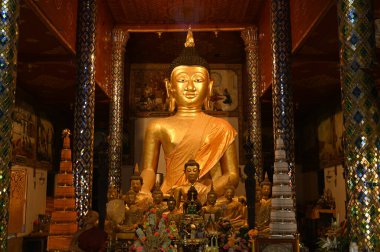 Luang Pho Daeng, tapınaktaki ana Buda görüntüsü. Wat Phra 'da Hariphunchai Woramahawihan. Tayland 'daki Lumphun Phovince' de..