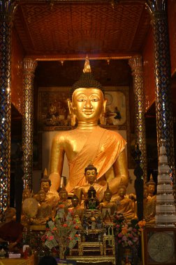 Luang Pho Daeng, tapınaktaki ana Buda görüntüsü. Wat Phra 'da Hariphunchai Woramahawihan. Tayland 'daki Lumphun Phovince' de..