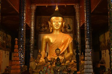Luang Pho Daeng, tapınaktaki ana Buda görüntüsü. Wat Phra 'da Hariphunchai Woramahawihan. Tayland 'daki Lumphun Phovince' de..